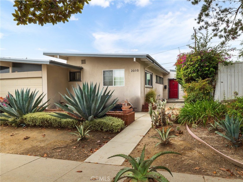 The interior has recently been painted, and the hardwood floors - Beach Home for sale in Rancho Palos Verdes, California on Beachhouse.com