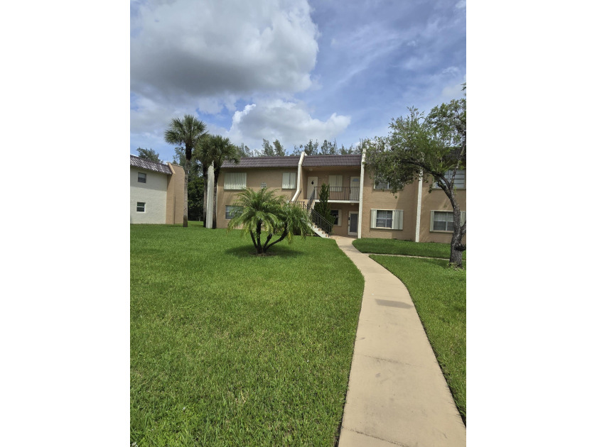 CORNER UNIT , SPACIOUS FLOOR PLAN, THREE WALK IN CLOSETS - Beach Condo for sale in West Palm Beach, Florida on Beachhouse.com