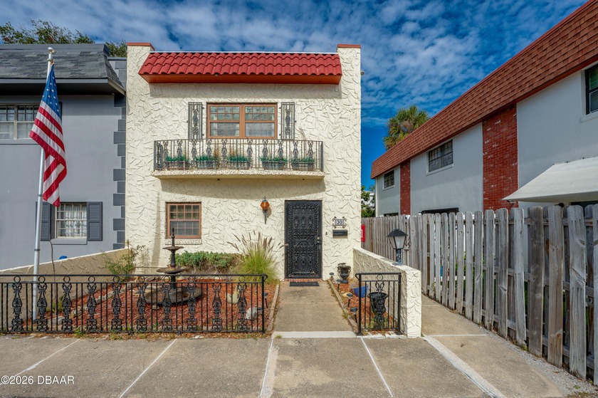 Quaint 2-bedroom, 2.5-bath, two-story end-unit townhome in - Beach Townhome/Townhouse for sale in Daytona Beach, Florida on Beachhouse.com