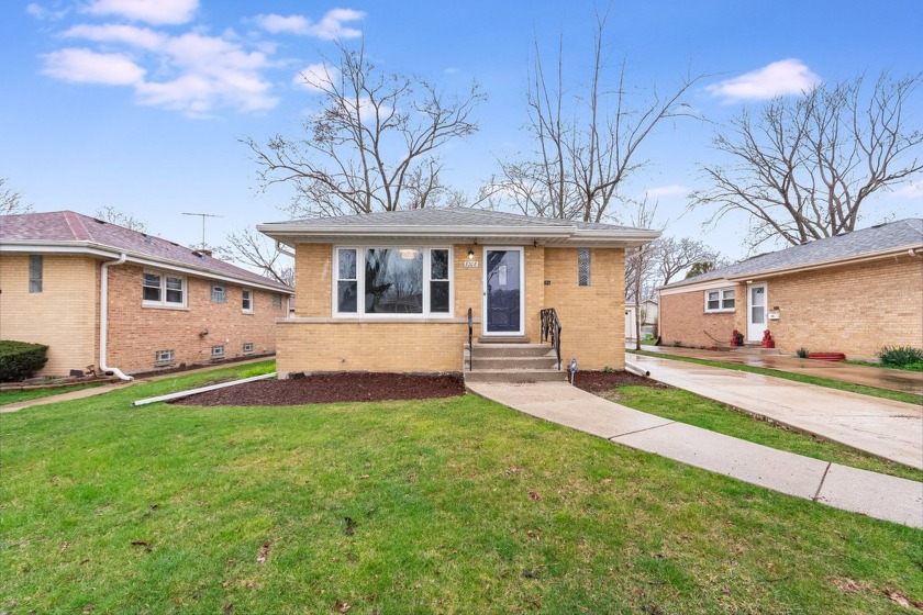 Completely remodeled 3 bed, 2 bath brick ranch with full - Beach Home for sale in Skokie, Illinois on Beachhouse.com