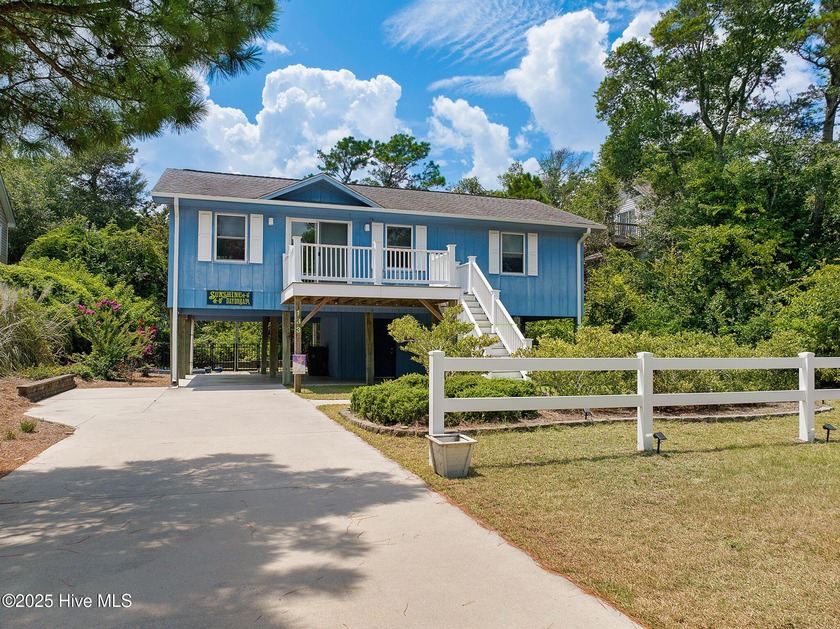 This charming 3-bedroom, 2-bath home in Emerald Isle offers - Beach Home for sale in Emerald Isle, North Carolina on Beachhouse.com