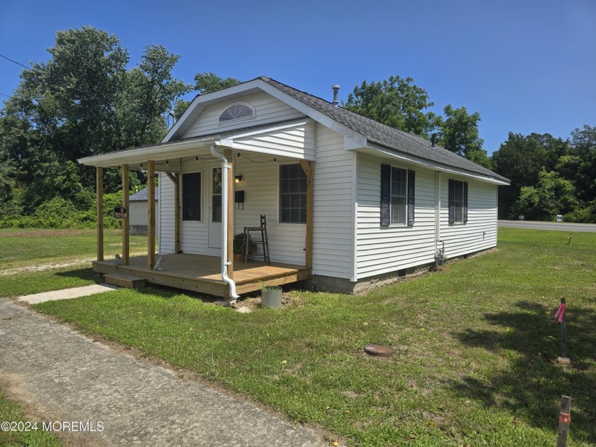 WHY RENT WHEN YOU CAN OWN this adorable 2 bedroom, 1 full bath - Beach Home for sale in Tuckerton, New Jersey on Beachhouse.com