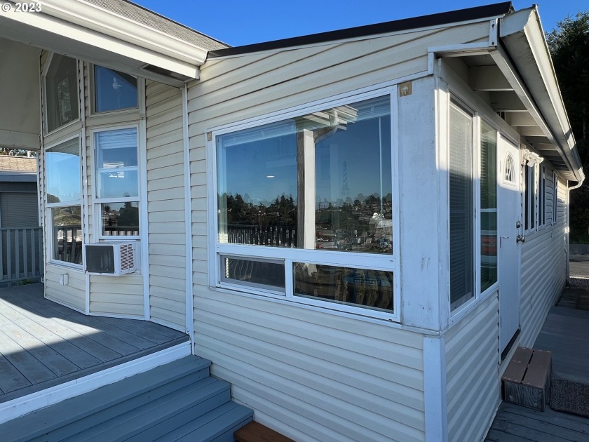 MOTIVATED SELLERS! Beautiful 1bd/1bth park model home with - Beach Home for sale in Brookings, Oregon on Beachhouse.com