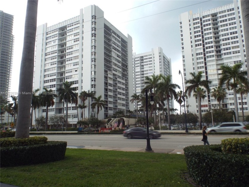 Very spacious 960 sq ft one bedroom, facing south with ocean - Beach Condo for sale in Hallandale Beach, Florida on Beachhouse.com
