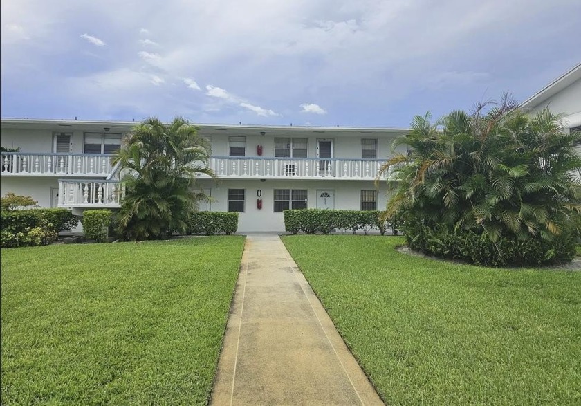 Bright and cozy 2-bedroom, 1-bath condo in West Palm Beach - Beach Condo for sale in West Palm Beach, Florida on Beachhouse.com