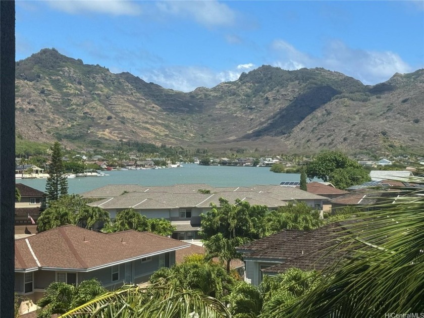 In the Colony at the Peninsula this 3 bdrm, 2 bath corner unit - Beach Condo for sale in Honolulu, Hawaii on Beachhouse.com