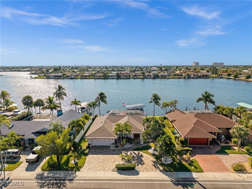 LAKEFRONT GULF ACCESS home on Thunderbird Lake with SOUTHERN - Beach Home for sale in Cape Coral, Florida on Beachhouse.com
