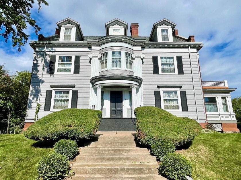 WELCOME to 124 N 24th Avenue East. This stately & spacious 3 - Beach Home for sale in Duluth, Minnesota on Beachhouse.com