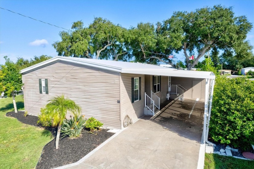 Step into a world of SERENE living at Leisure Lake Mobile Home - Beach Home for sale in Palmetto, Florida on Beachhouse.com