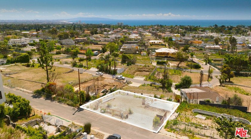 14930 McKendree offers the perfect canvas to begin your next - Beach Lot for sale in Pacific Palisades, California on Beachhouse.com