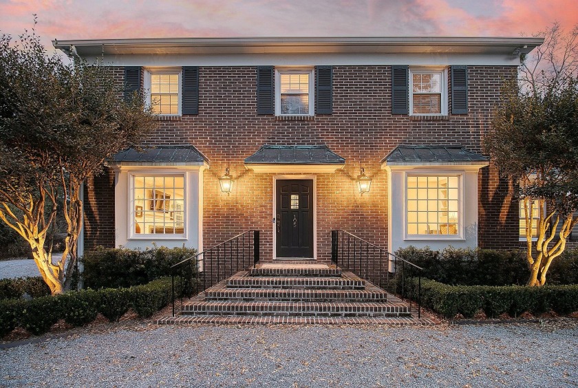 Discover a perfect blend of classic elegance and modern - Beach Home for sale in Charleston, South Carolina on Beachhouse.com