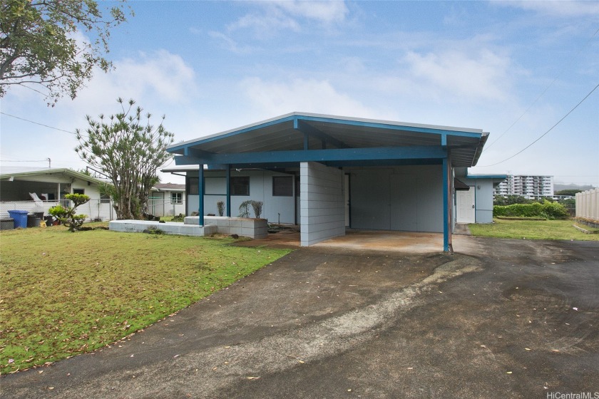 Well maintained home albeit in mostly in original condition - Beach Home for sale in Kaneohe, Hawaii on Beachhouse.com
