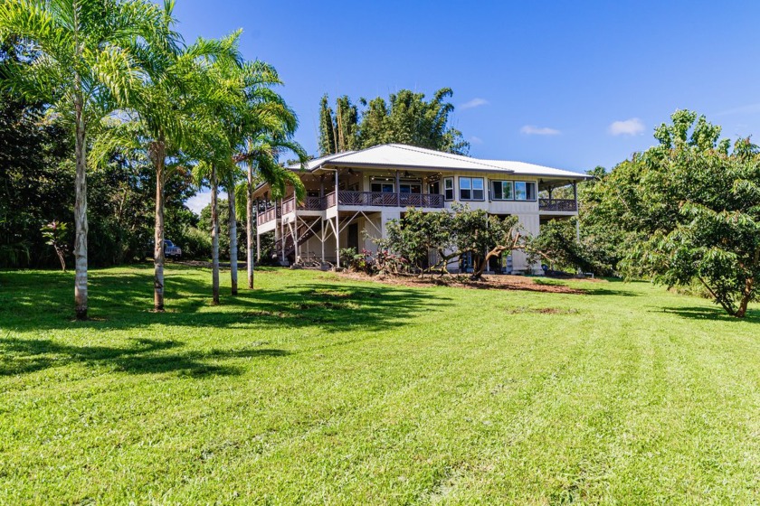 This charming 3 bedroom, 2 bathroom home is nestled on a vibrant - Beach Home for sale in Honomu, Hawaii on Beachhouse.com
