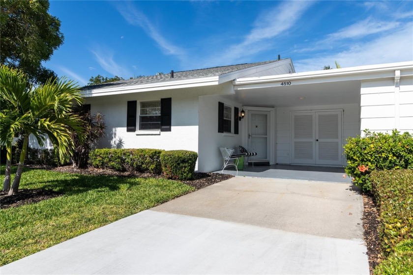 Welcome to this hidden gem located on Sarasota Bay. This - Beach Home for sale in Bradenton, Florida on Beachhouse.com