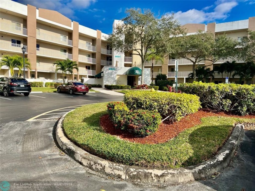 LIVE THE KINGS POINT LIFESTYLE IN THIS GRACIOUS AND WELCOMING - Beach Condo for sale in Tamarac, Florida on Beachhouse.com