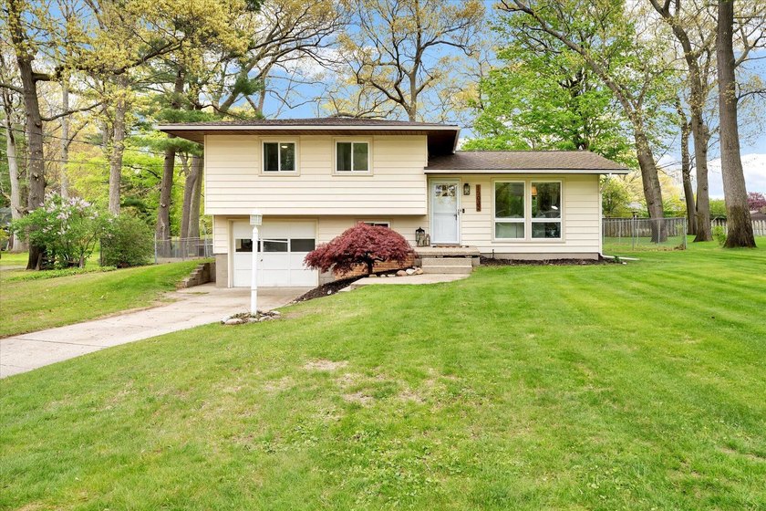 Move-in ready tri-level in Grand Haven offering updates, great - Beach Home for sale in Grand Haven, Michigan on Beachhouse.com