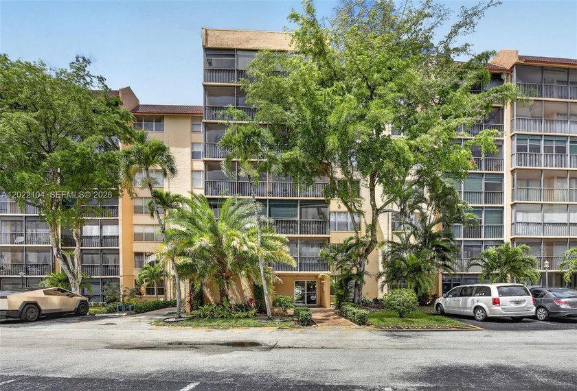 **SPACIOUS AND BRIGHT 3/2 - DESIRABLE CORNER UNIT** BEAUTIFULLY - Beach Condo for sale in Lauderhill, Florida on Beachhouse.com