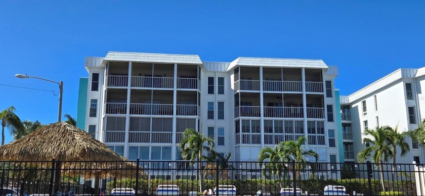 Beautiful spacious updated 3 bedroom/ 2 bathroom/ Florida room - Beach Condo for sale in St. Petersburg, Florida on Beachhouse.com