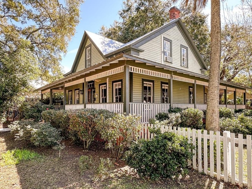 Short term rentals allowed - zoned Mixed Use! This charming - Beach Home for sale in Apalachicola, Florida on Beachhouse.com