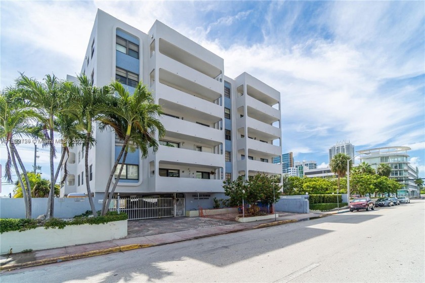 Great location for this large and bright 2/2 split bedroom unit - Beach Condo for sale in Miami Beach, Florida on Beachhouse.com