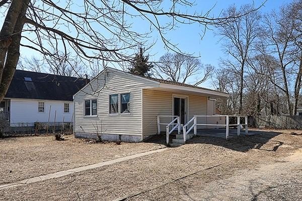 Welcome to 186 Cranberry Dr, a delightful 2-bedroom, 1-bath - Beach Home for sale in Mastic Beach, New York on Beachhouse.com