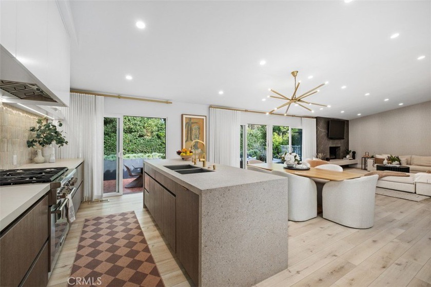 This fully remodeled residence showcases exceptional - Beach Townhome/Townhouse for sale in Newport Beach, California on Beachhouse.com