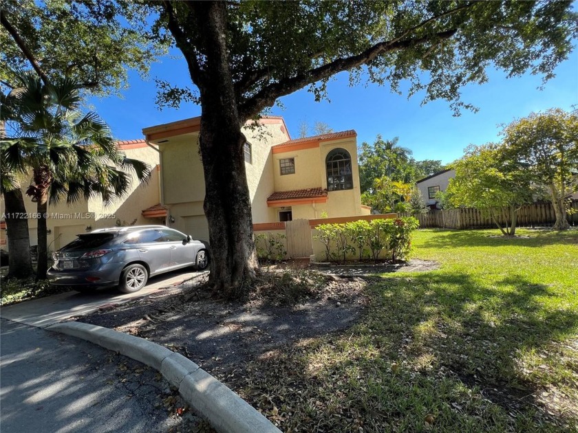 HANDYMAN SPECIAL - SOLD AS-IS! 2/2.5 townhouse on a desirable - Beach Townhome/Townhouse for sale in Hollywood, Florida on Beachhouse.com