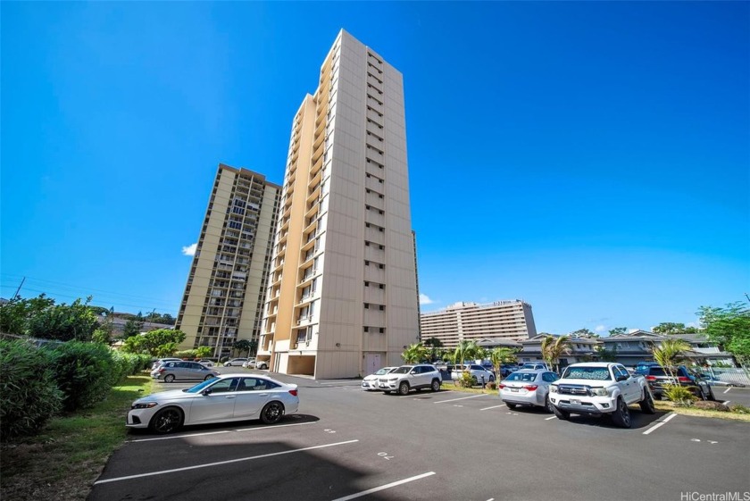 Welcome to Lakeside West! This inviting 1-bedroom, 1-bathroom - Beach Condo for sale in Honolulu, Hawaii on Beachhouse.com