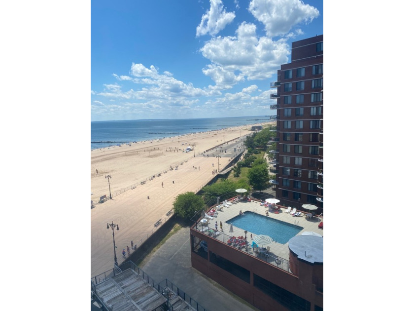 Huge 1200 sq f J4 can be easily converted into 2 bed! Front - Beach Condo for sale in Brooklyn, New York on Beachhouse.com