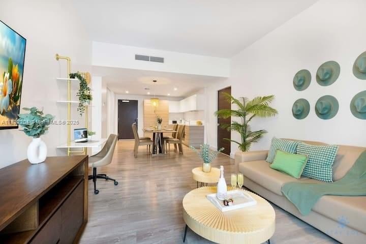 Modern and beautiful unit 1 Bedroom + 1 Den + 1 Full Bath. The - Beach Condo for sale in Hollywood, Florida on Beachhouse.com