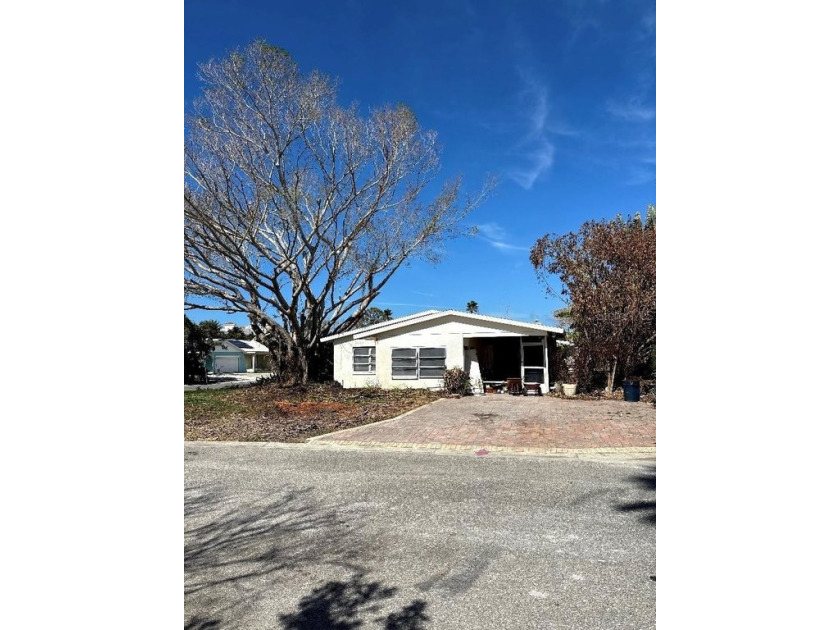 Beach Bungalow with 2 bedrooms and 1.5 baths only 2 blocks from - Beach Home for sale in Redington Shores, Florida on Beachhouse.com