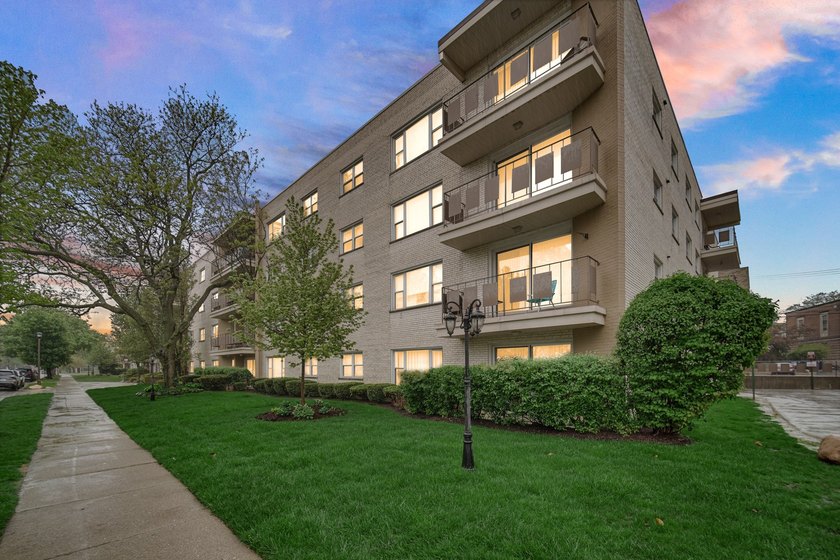 Don't miss this beautifully renovated 3-bedroom, 2-bath corner - Beach Condo for sale in Skokie, Illinois on Beachhouse.com