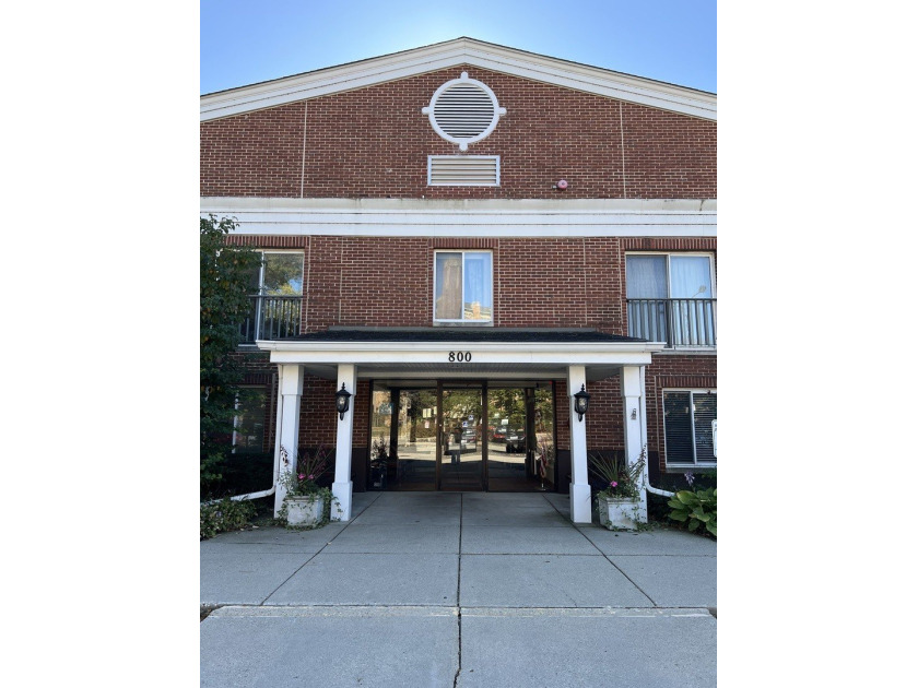 Welcome to this lovely first-floor one bedroom, one bath home in - Beach Condo for sale in Wilmette, Illinois on Beachhouse.com