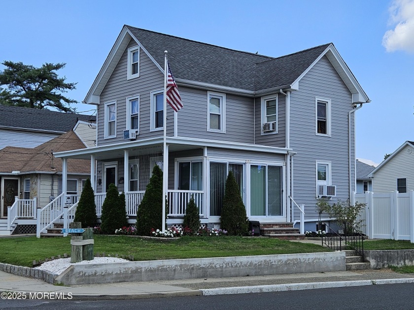 The Perfect Home for ready for living by the shore, bring your - Beach Home for sale in Keyport, New Jersey on Beachhouse.com