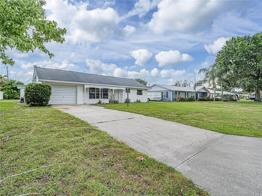 Catch the breeze + settle into this charming 3/2 close to the - Beach Home for sale in Vero Beach, Florida on Beachhouse.com