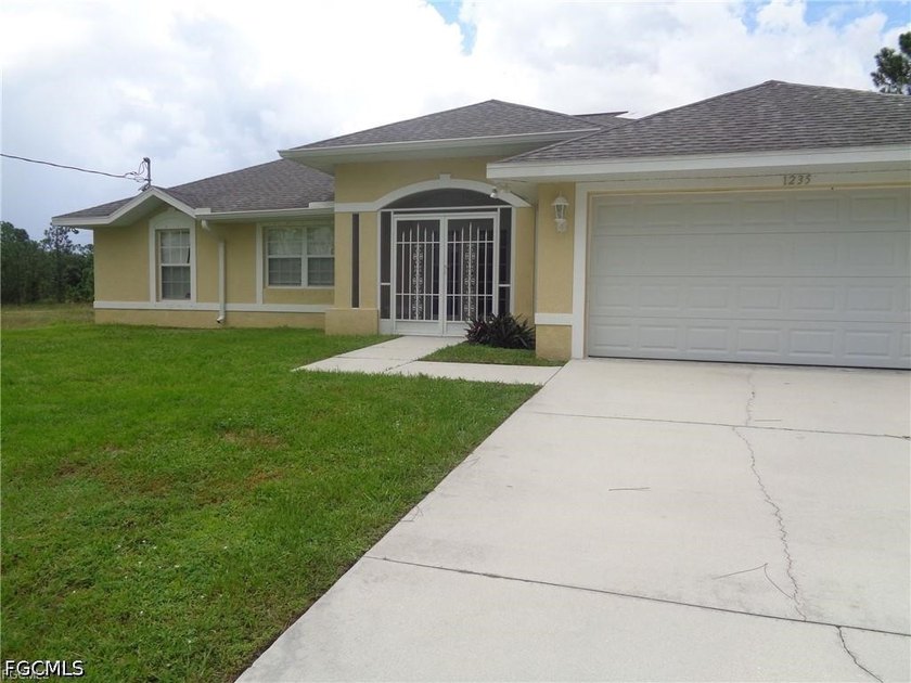 NEW ROOF! This spacious & charming home with high ceilings - Beach Home for sale in Lehigh Acres, Florida on Beachhouse.com