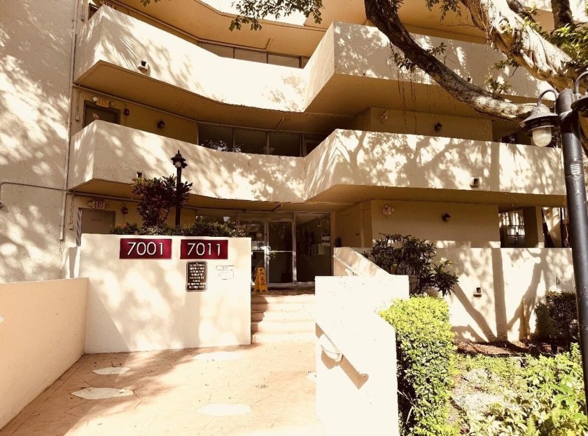 Stunning 2BR/2BA condo, 972 sq ft, 2nd fl w/ direct lake view in - Beach Condo for sale in Lauderhill, Florida on Beachhouse.com