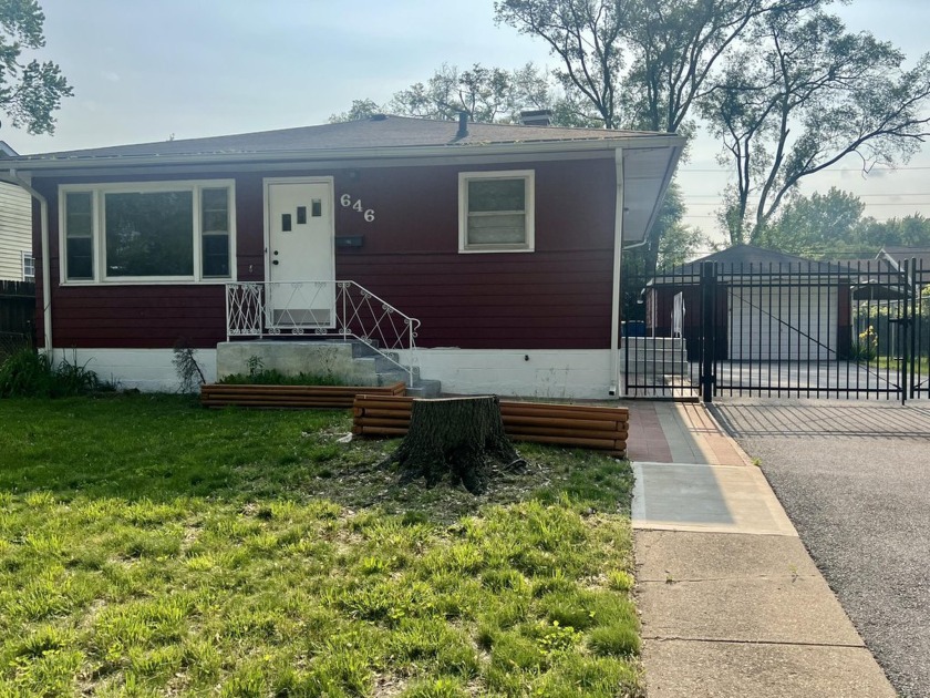 SPACIOUS 4  BEDROOM HOME.  THIS HOME WELCOMES YOU WITH A LIVING - Beach Home for sale in Gary, Indiana on Beachhouse.com