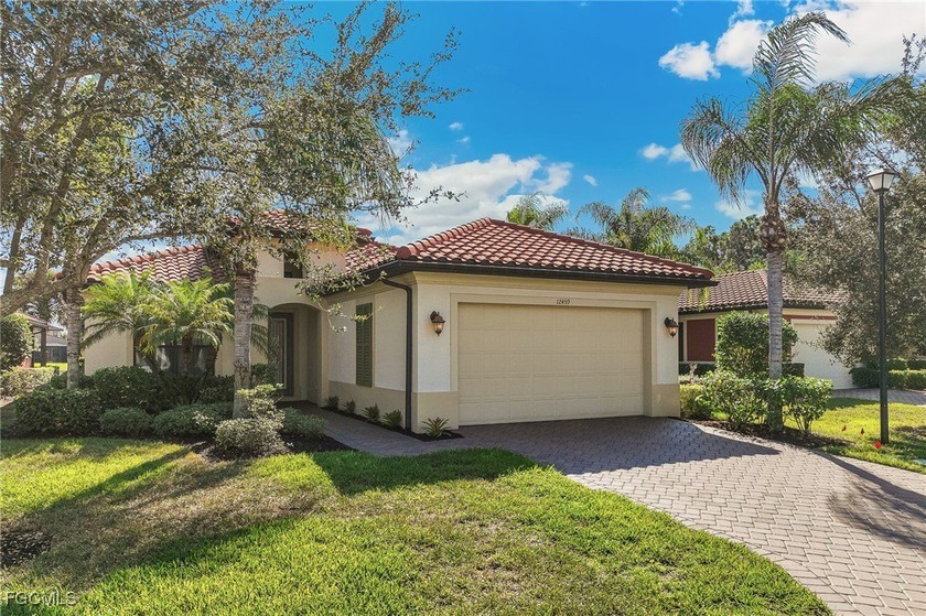This is a MUST SEE Salt Water Pool & Spa Home in Hampton Park * - Beach Home for sale in Fort Myers, Florida on Beachhouse.com
