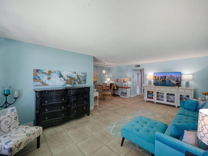 Villa boasting a huge master bedroom with 2 walk-in closets - Beach Condo for sale in Boynton Beach, Florida on Beachhouse.com