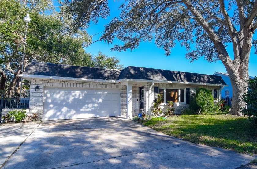 WELCOME HOME TO THIS RARE AND BEAUTIFUL HOME THAT OVERLOOKS - Beach Home for sale in St. Petersburg, Florida on Beachhouse.com