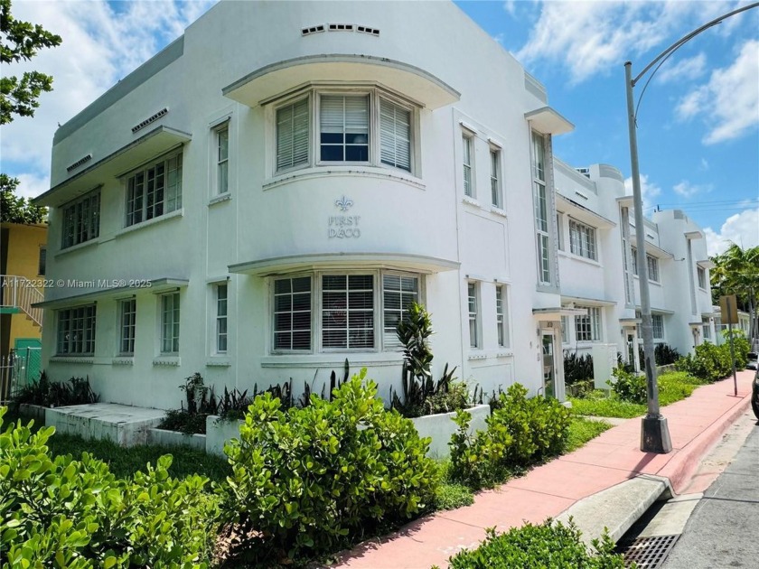 Cozy corner unit in the heart of Miami Beach. 1-bedroom - Beach Condo for sale in Miami Beach, Florida on Beachhouse.com