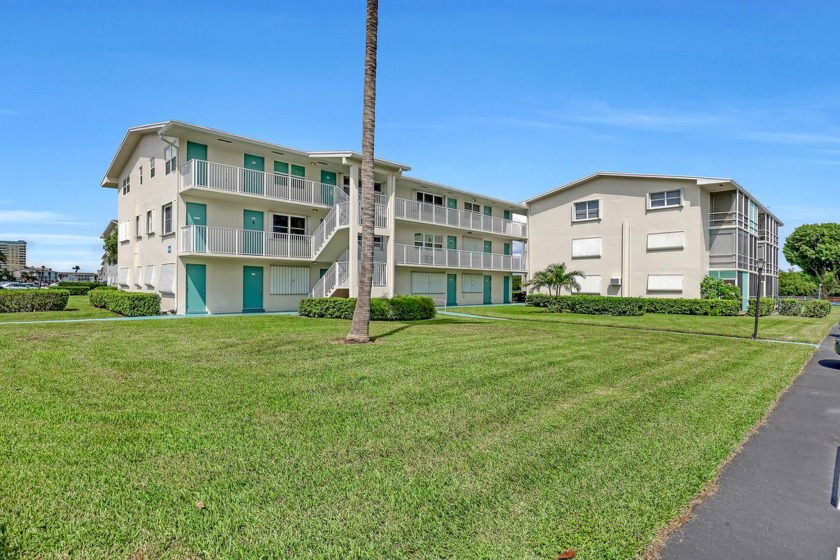 Intracoastal living at its finest! This low maintenance condo - Beach Condo for sale in Boynton Beach, Florida on Beachhouse.com