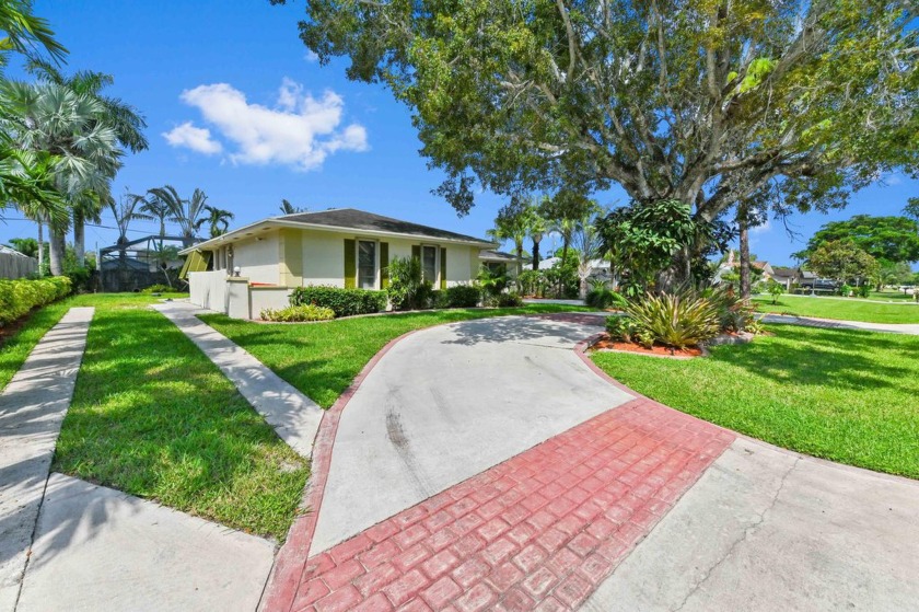 Welcome to Florida Gardens! This charming 4-bedroom, 2.5-bath - Beach Home for sale in Lake Worth, Florida on Beachhouse.com