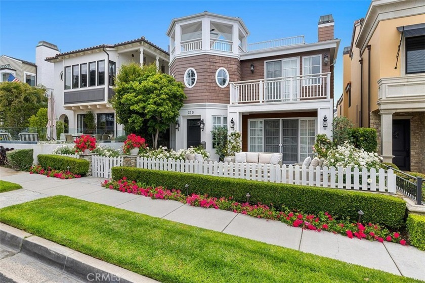 DESIGNER PERFECT HOME! Just three doors in from the - Beach Home for sale in Corona Del Mar, California on Beachhouse.com