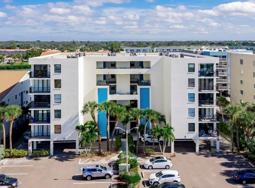FANTASTIC PRICE IMPROVEMENT! Turnkey unit ready to rent. Weekly - Beach Condo for sale in Indian Shores, Florida on Beachhouse.com