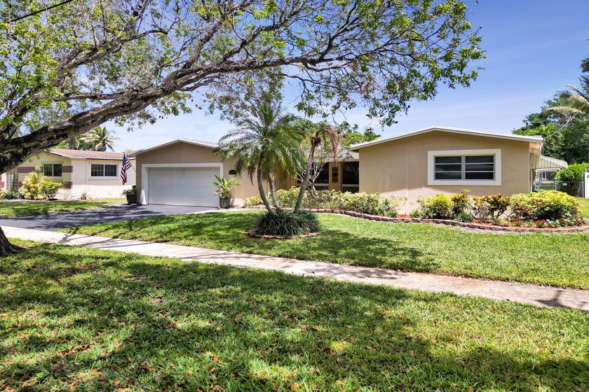 A large lot, waterfront, great living space, and Cooper City - Beach Home for sale in Cooper City, Florida on Beachhouse.com