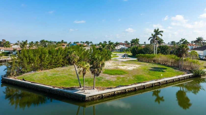 WOW!  MAGNIFICENT LONG AND CONVERGING WIDE WATER VIEWS FROM THIS - Beach Lot for sale in Marco Island, Florida on Beachhouse.com