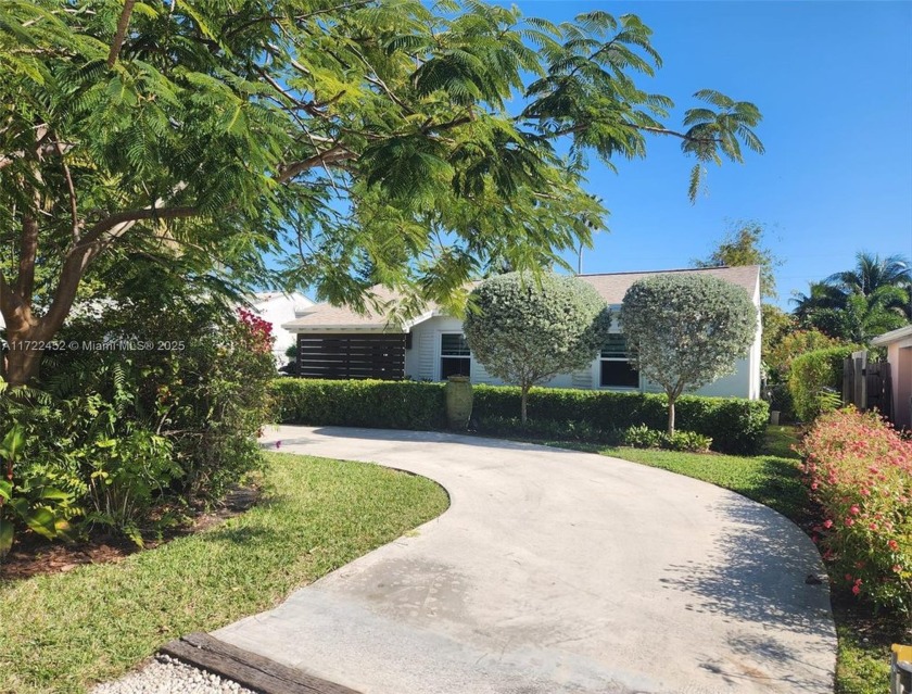 This beautiful gem home tastefully remodeled 5 years ago is - Beach Home for sale in Fort Lauderdale, Florida on Beachhouse.com