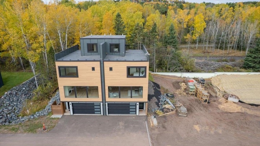 What a superb sprawling townhouse! All fabulous NEW - Beach Townhome/Townhouse for sale in Duluth, Minnesota on Beachhouse.com